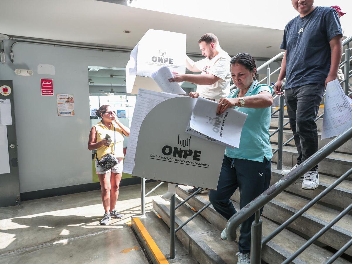 Así se desarrollan las elecciones en Perú: retrasos en mesas y largas esperas en centros de votación