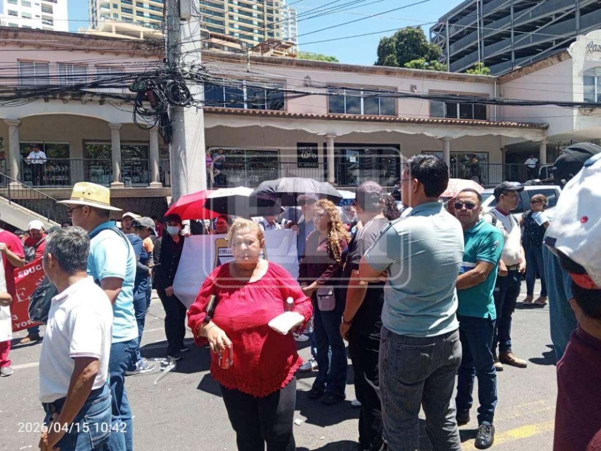 Plazas por mérito, no por bandera: médicos protestan frente a casa presidencial