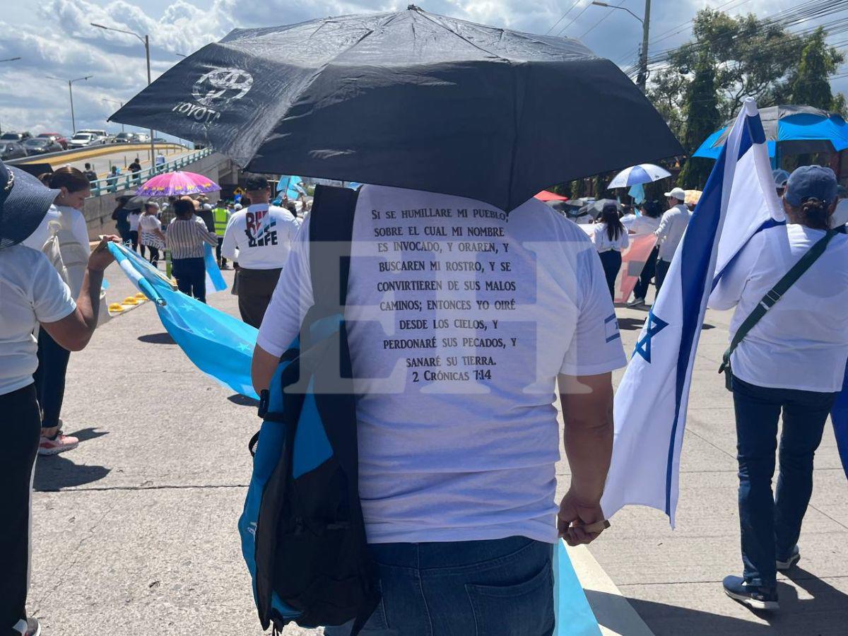 Sin banderas políticas: versículos y enormes pancartas, en la caminata de iglesias en Tegucigalpa