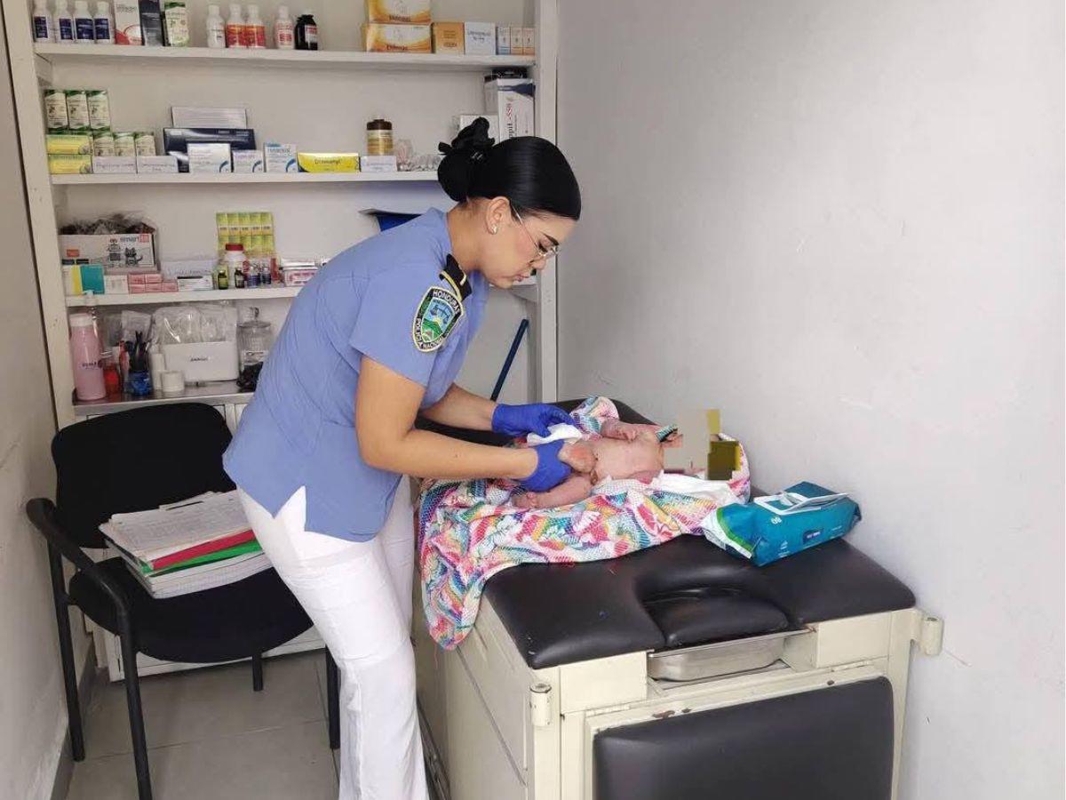 Lo abandonaron en una banca: rescatan a bebé con el cordón umbilical en Choloma