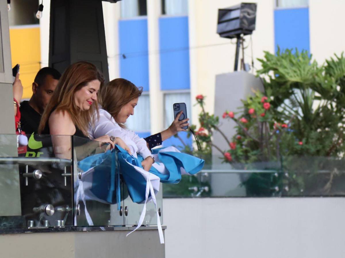 Cossette López y Paola Hall agradecen apoyo de simpatizantes; Ochoa sale solo tras declarar ante el MP Cossette López y Paola Hall agradecen apoyo de simpatizantes; Ochoa sale solo tras declarar ante el MP