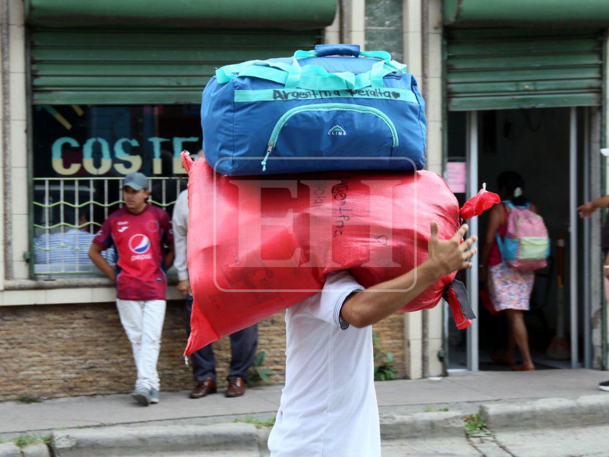 Con maleta en mano, viajeros comienzan a abandonar la capital para celebrar la Navidad