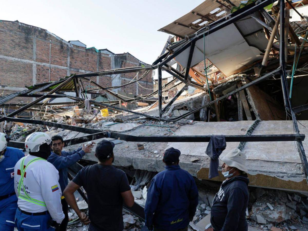 En fotos: Las primeras luces del día revelan la magnitud del terremoto en Colombia