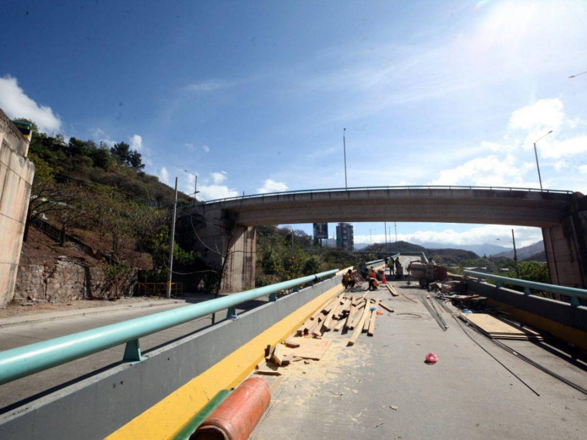 Realizan trabajos de restauración en el puente a desnivel Juan Manuel Gálvez Realizan trabajos de restauración en el puente a desnivel Juan Manuel Gálvez
