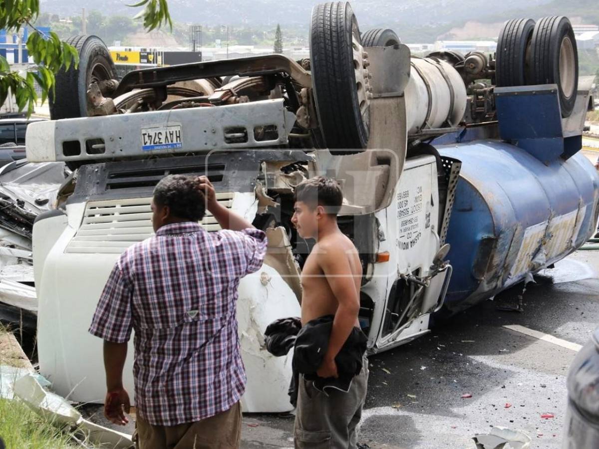 Aplastados quedaron vehículos tras volcamiento de camión cisterna en anillo periférico
