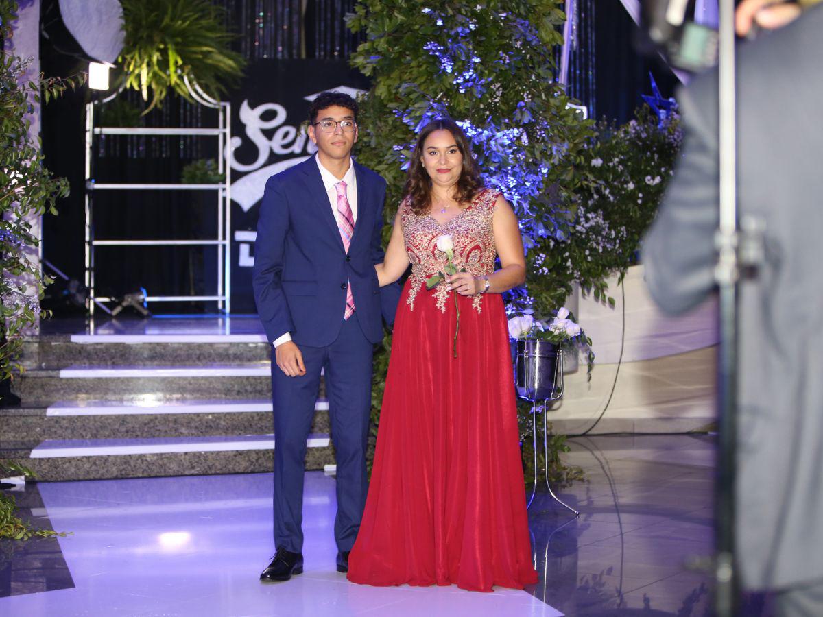 Desfile de seniors, madres y padres en la prom 2023 de Dowal School