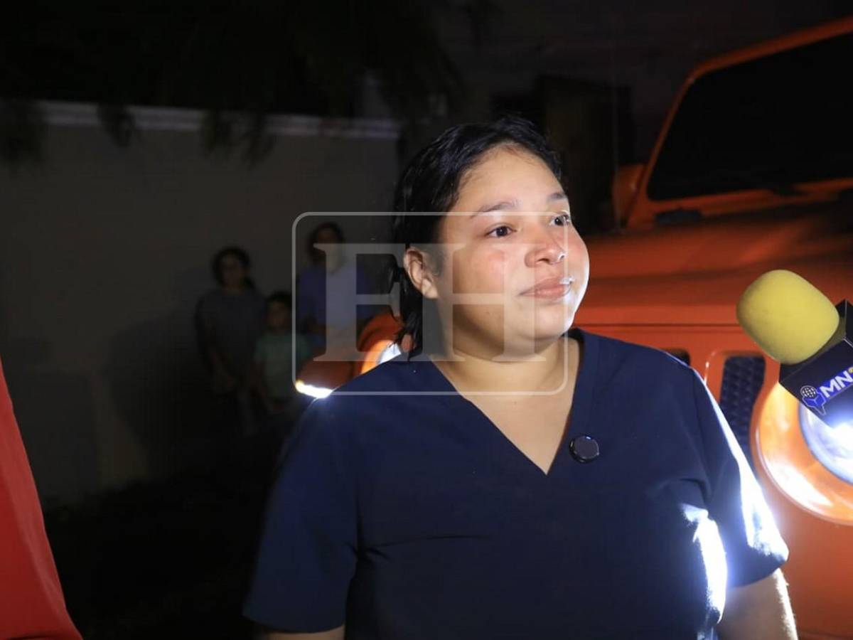 Conductora se libró de morir al ser tragada con todo y auto por socavón en SPS