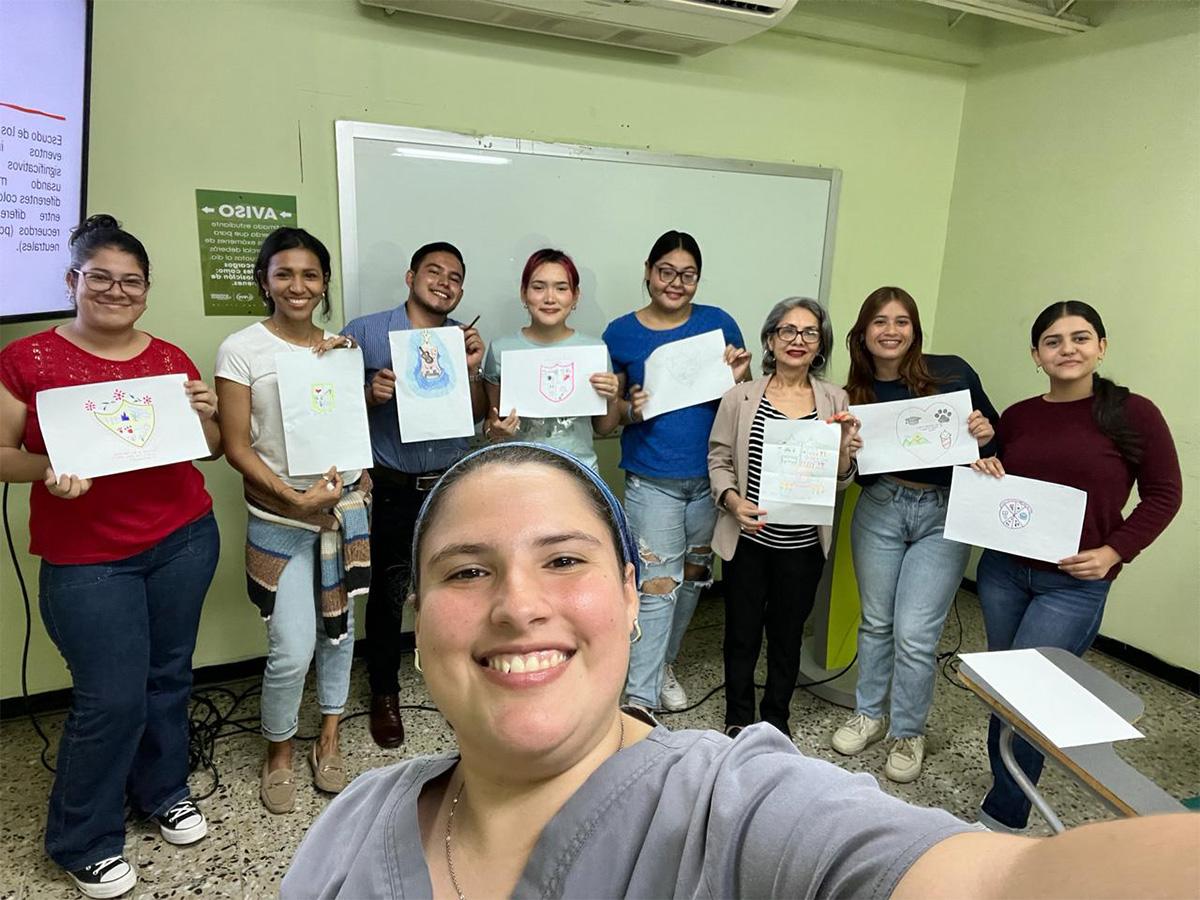 <i>Clase de Psicología en la UTH, donde se fomenta el aprendizaje interactivo.</i>