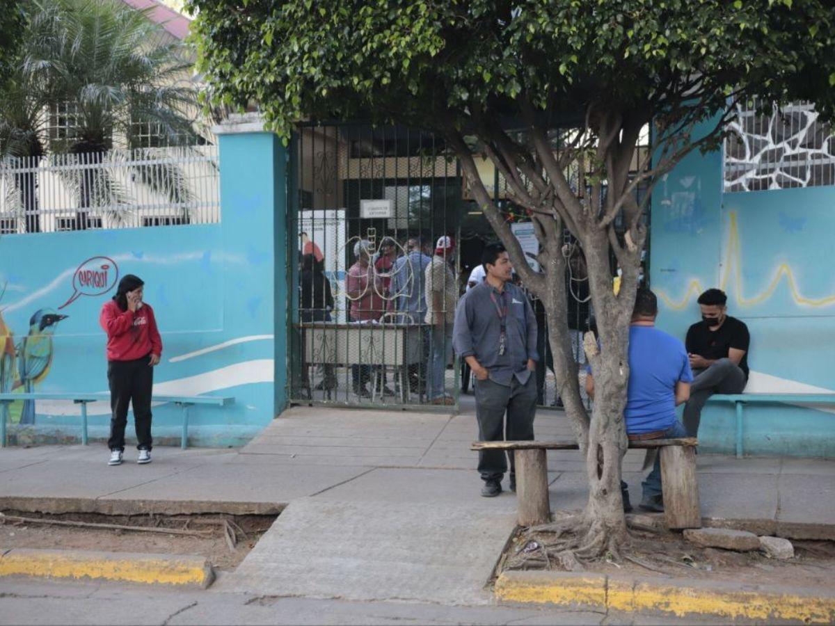 Colectivos de Libre continúan en protesta exigiendo destitución de directora de “El Tórax”