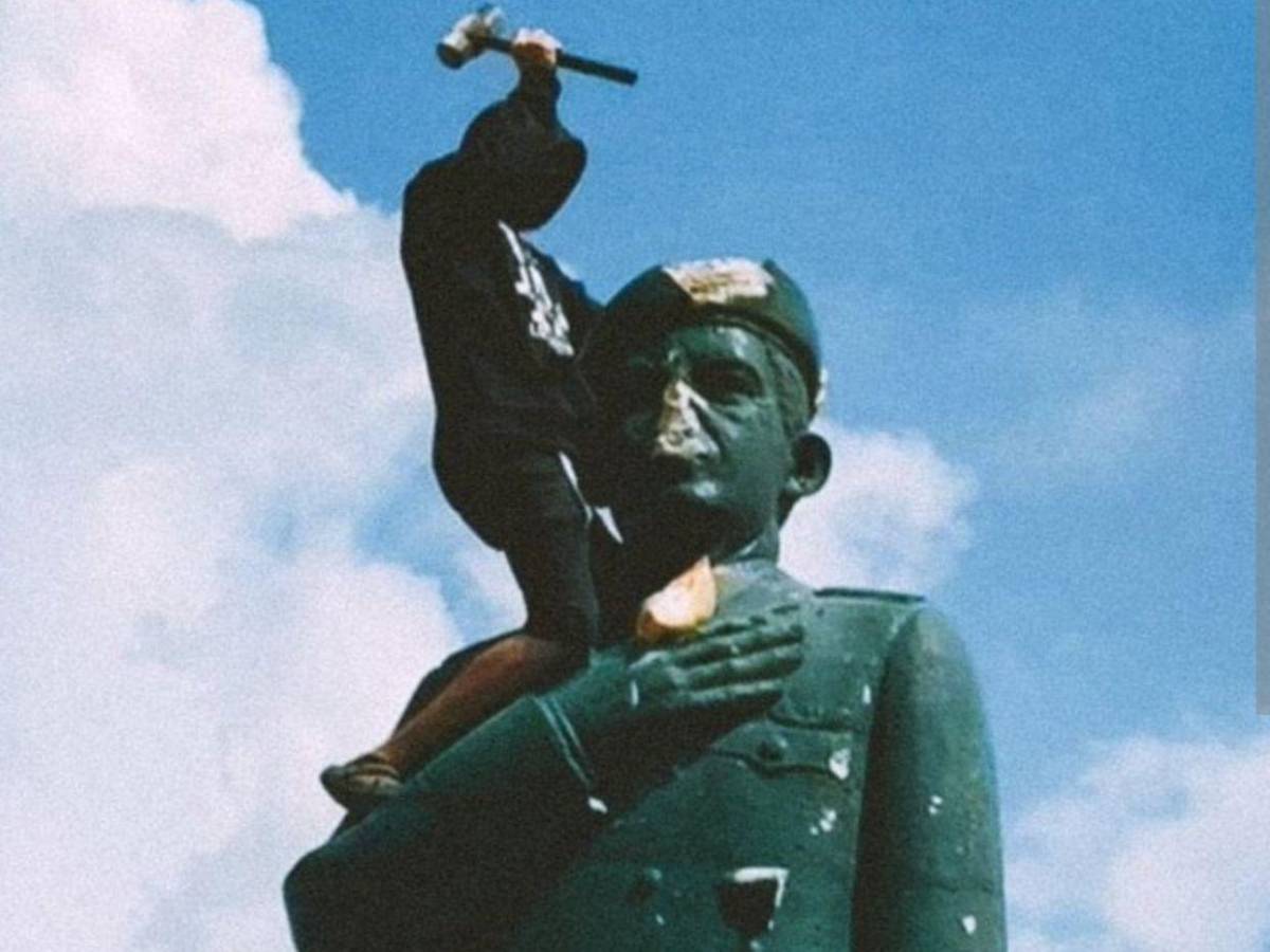 Las jóvenes condenadas a 10 años de cárcel por crear camisetas con estatua caída de Chávez