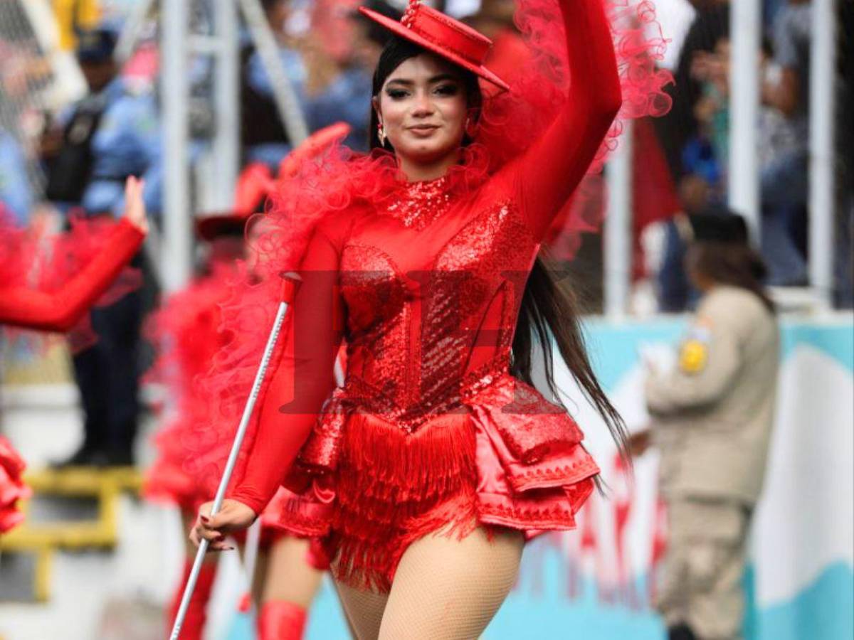 El rojo brilló en los desfiles patrios: los atuendos que marcaron tendencia este 2025