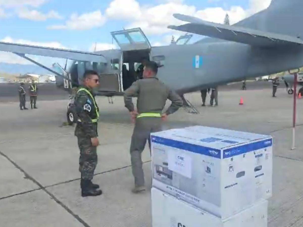 Por aire y por tierra: así comenzó el traslado del material electoral para las primarias 2025