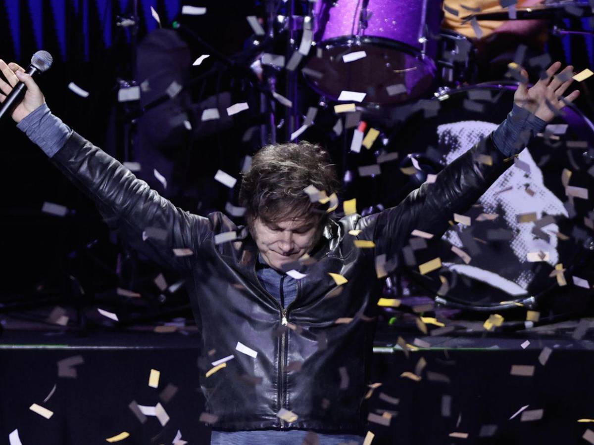 Cantó una hora como una estrella de rock: Milei ofrece concierto en Argentina