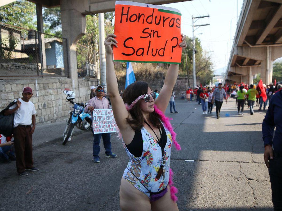 Criticó a JOH y a Xiomara: ¿Quién es Floridalia Aguilar, la doctora que protesta en traje de baño?