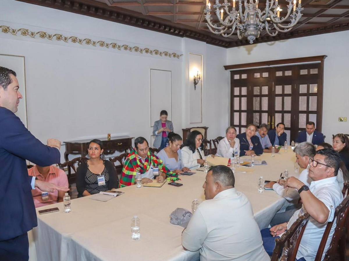 ¿Quiénes integran la mesa de diálogo entre gobierno y magisterio?