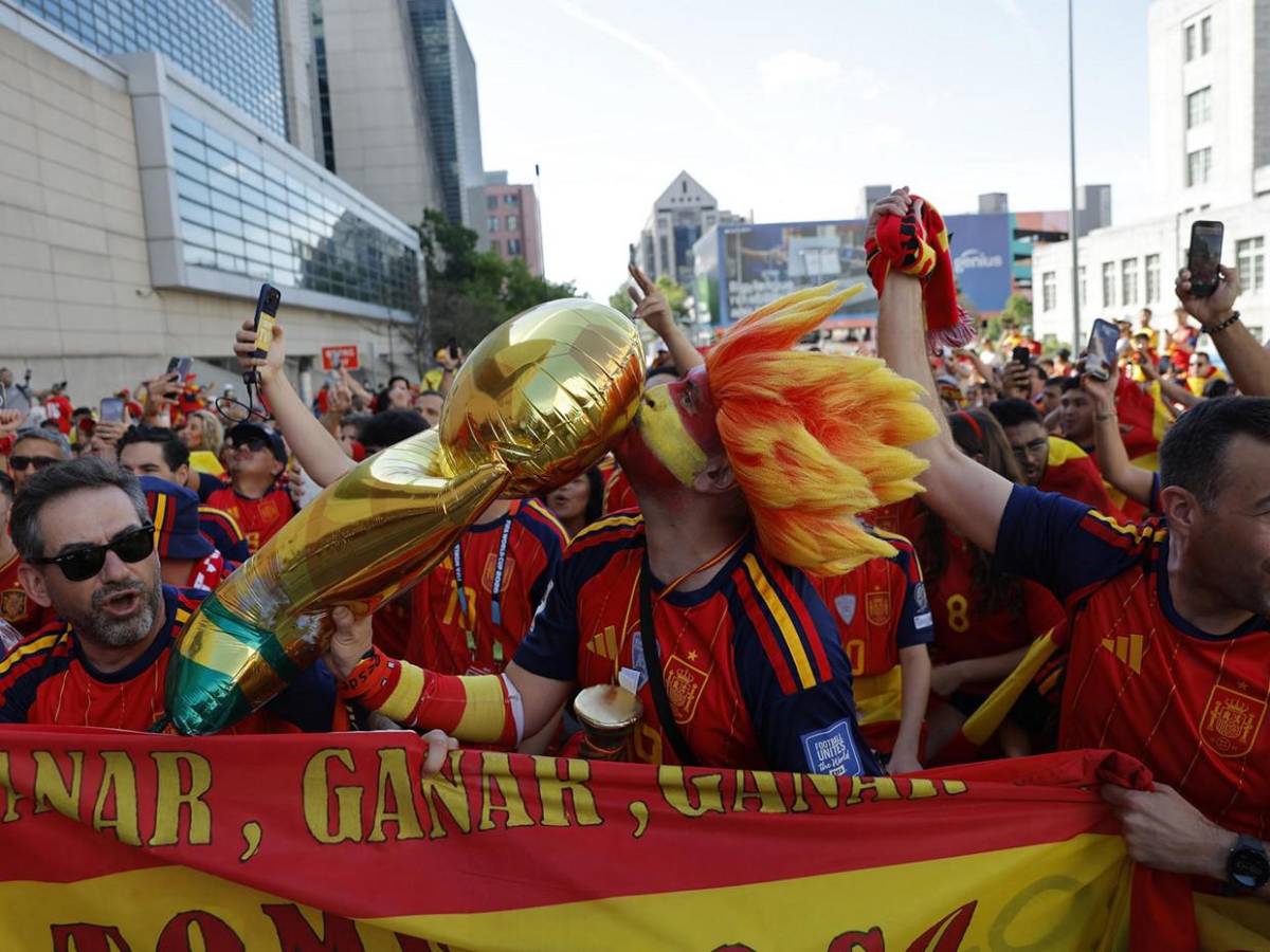 Locura en calles de Atlanta, cientos de españoles animan la previa España vs Cabo Verde
