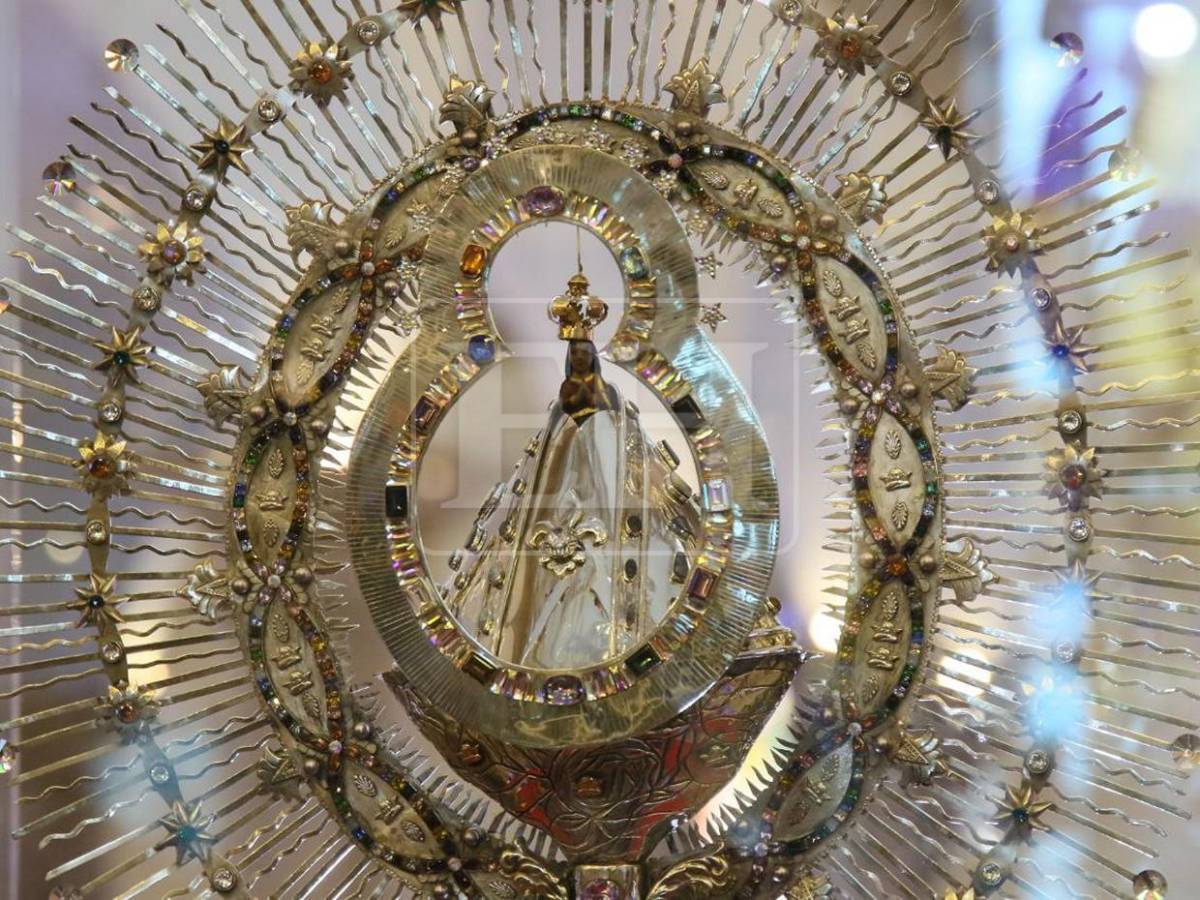 Entre devoción y oraciones: fieles llenan este sábado la Basílica Menor de Suyapa
