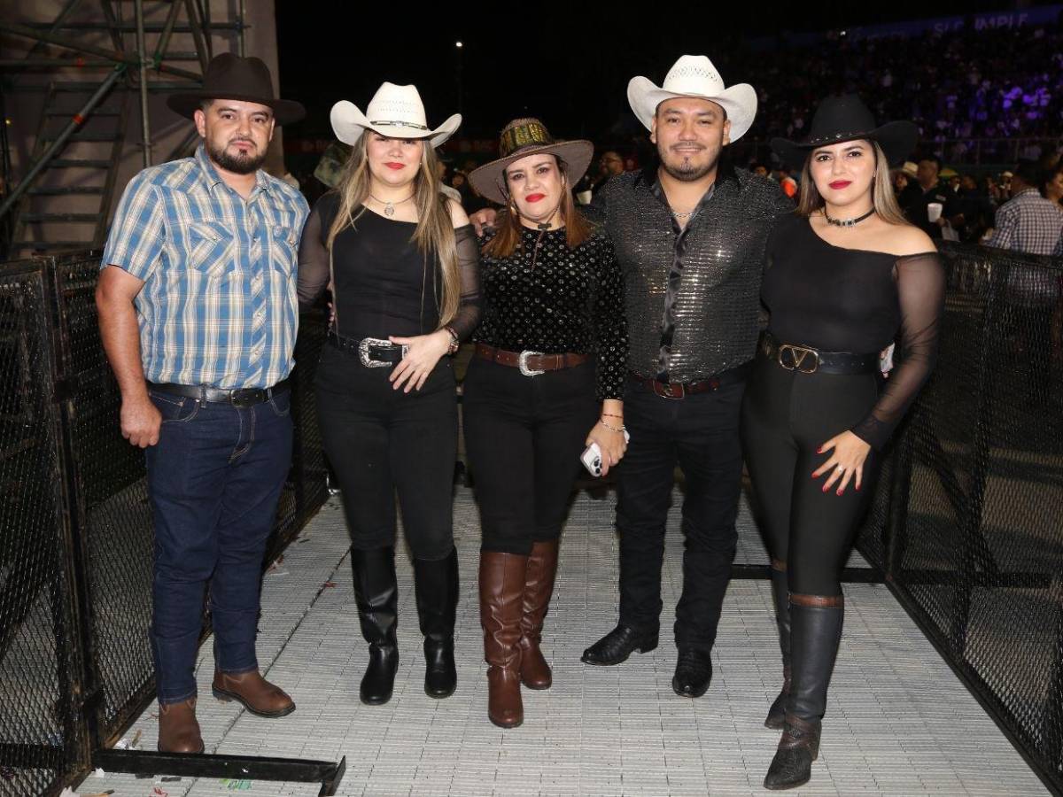 Sombreros, botas y flecos: la moda norteña del público en el concierto de Julión Álvarez