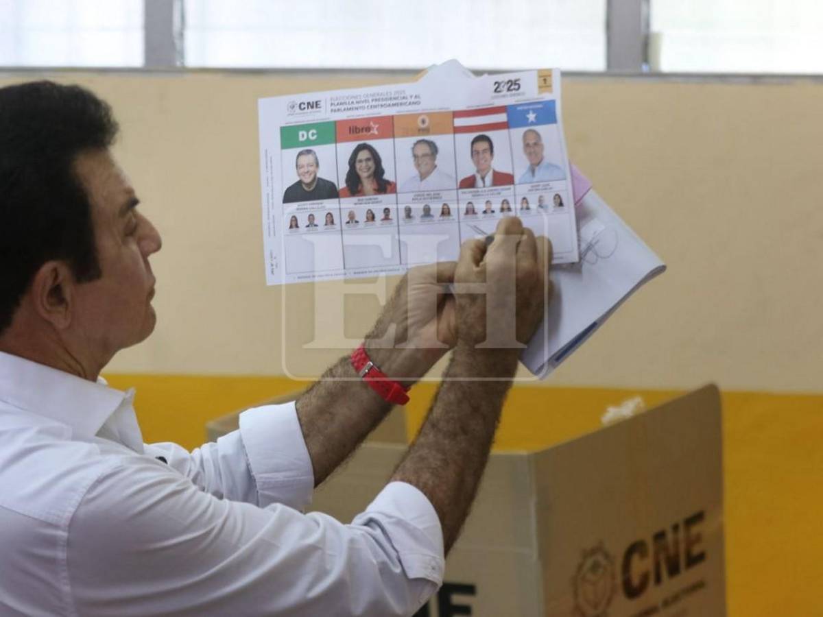 Salvador Nasralla celebra su voto y muestra sus papeletas