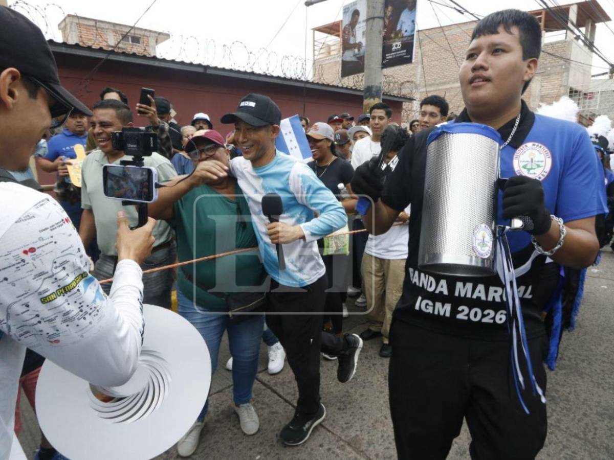 Colegialas ponen a bailar a Shin Fujiyama en los desfiles patrios 2026