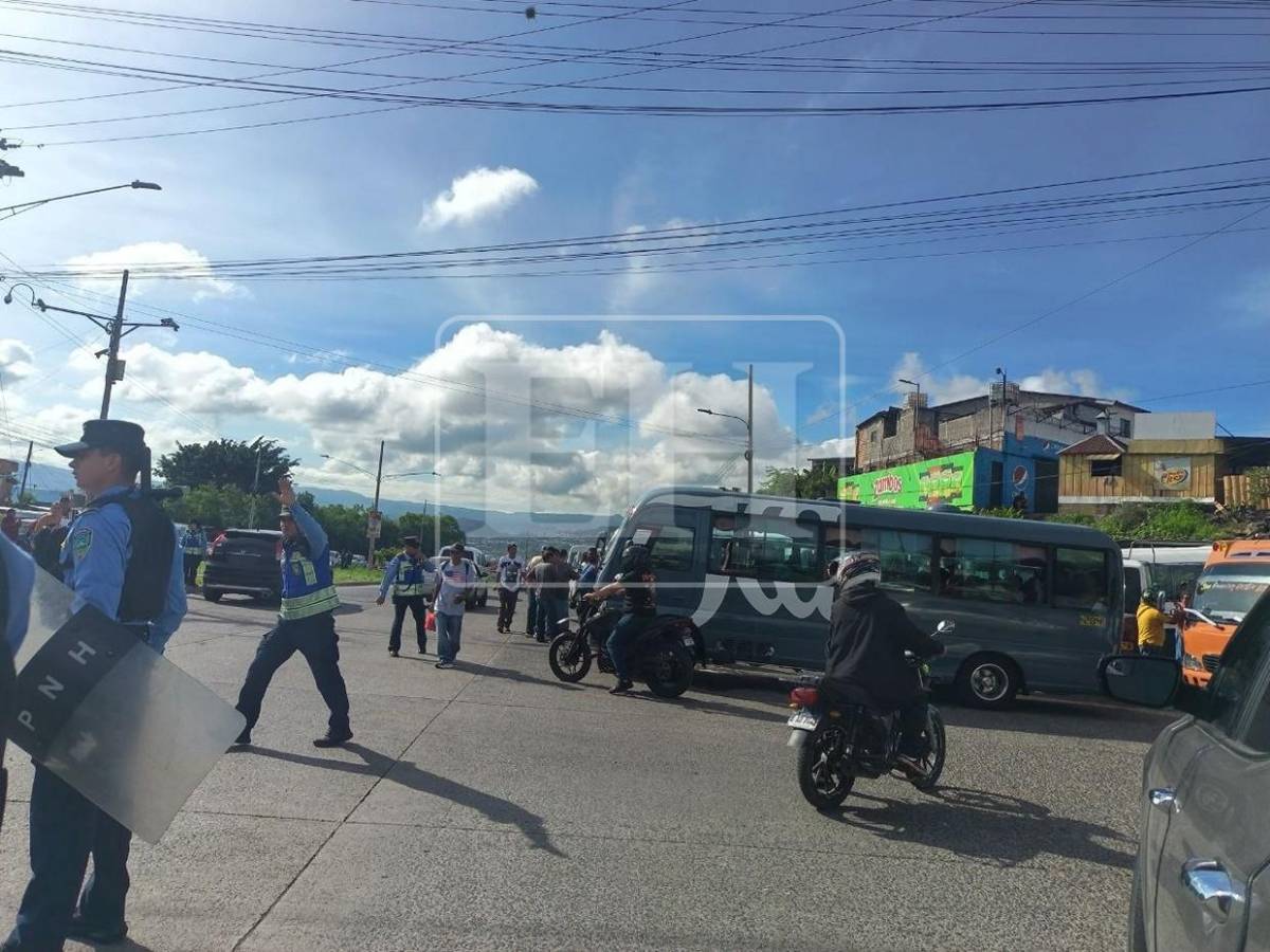 Caos vehicular en sector norte de anillo periférico por protesta de transportistas