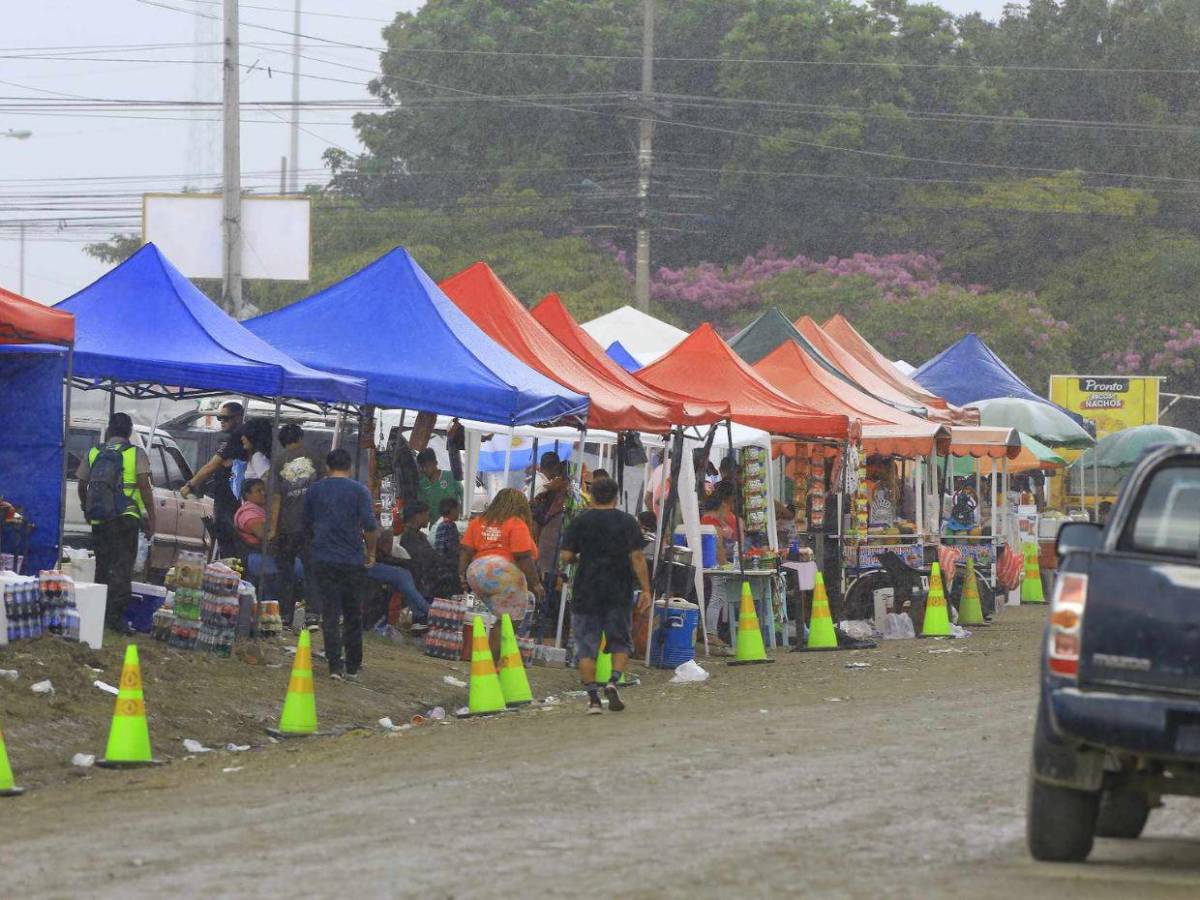 Camisetas, comida y pasión afuera del Olímpico previo a  Olimpia vs Inter Miami