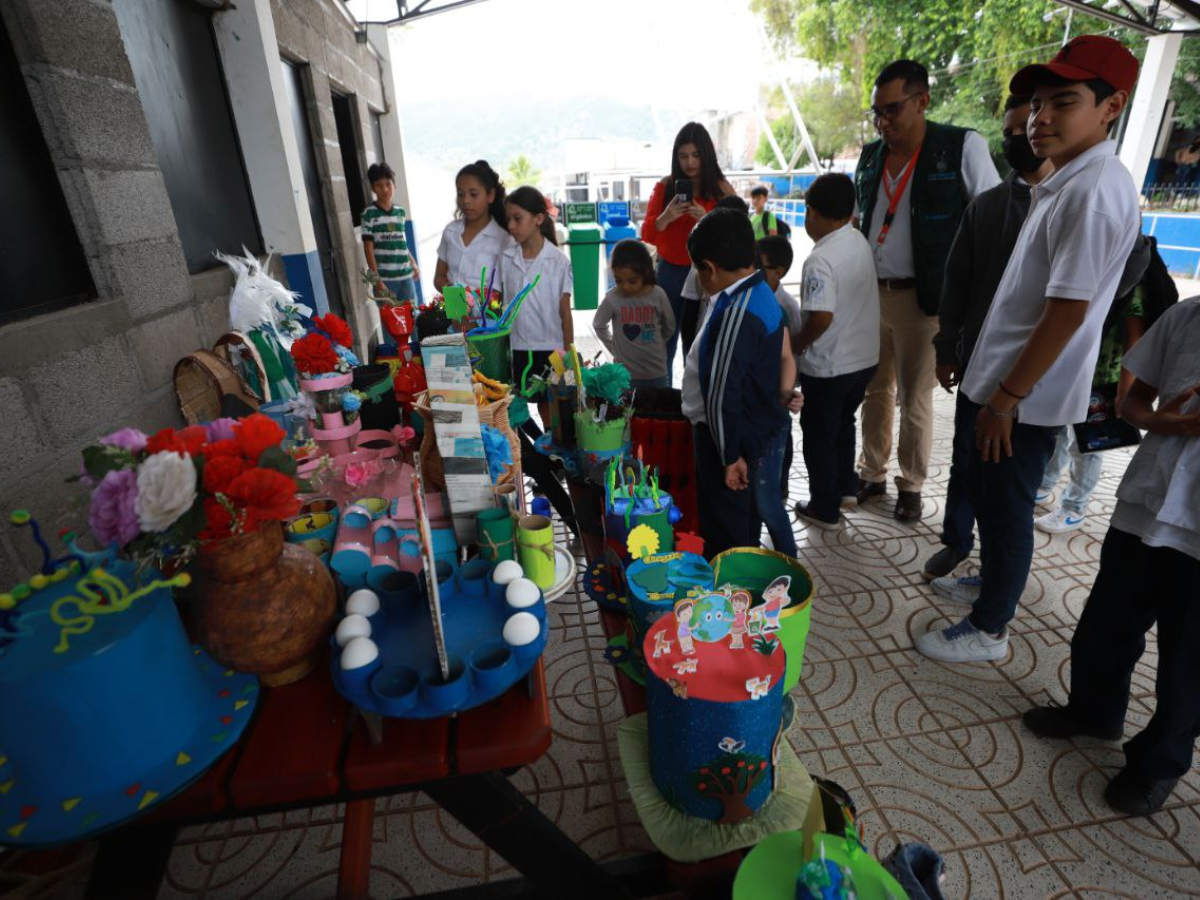 Estudiantes pintan sus escuelas del color verde en el Día del Ambiente