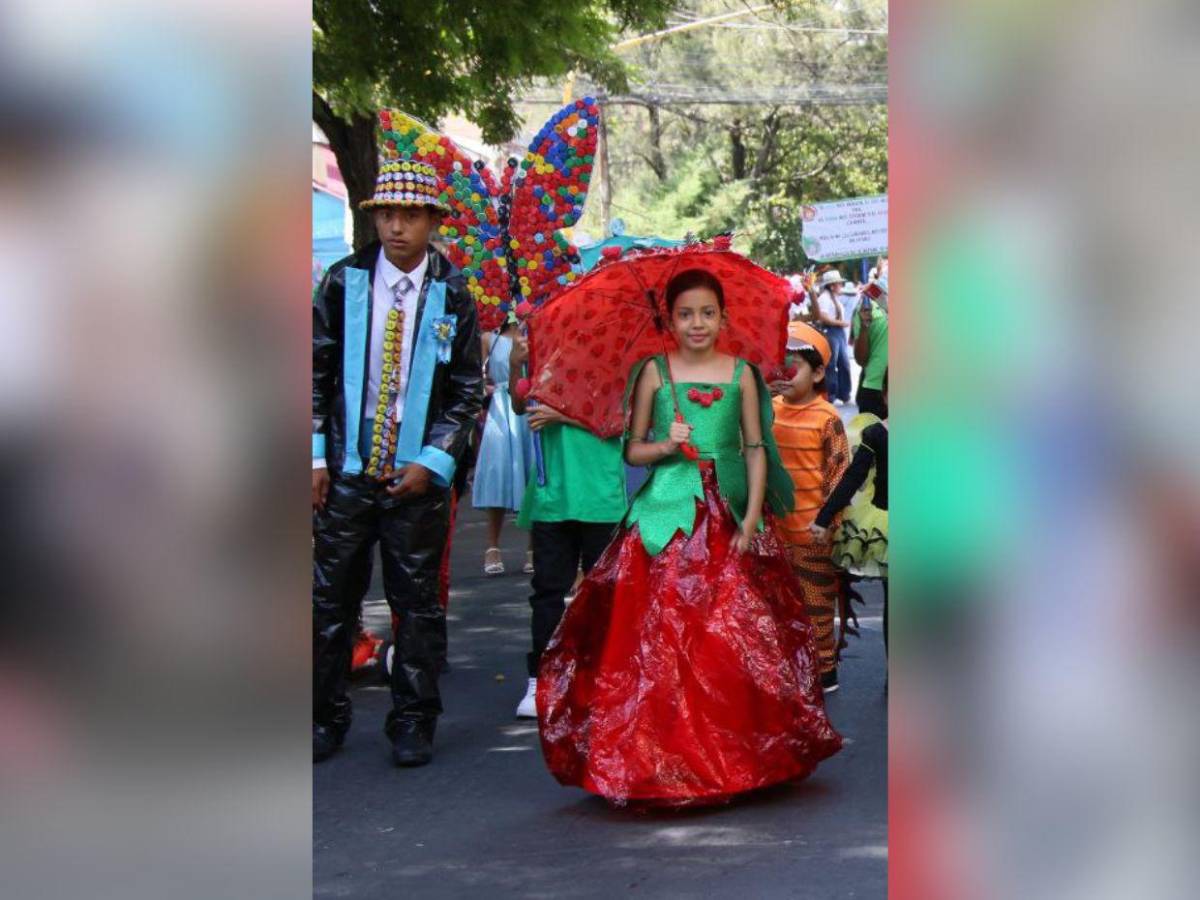 Desfiles patrios destacan con increíbles y creativos trajes reciclados en la capital