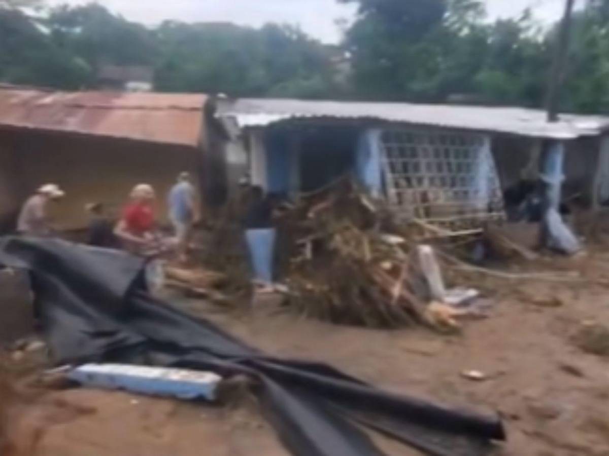No vi esto ni en el Mitch: más de 15 carros arrastrados y casas derrumbadas en Río Abajo