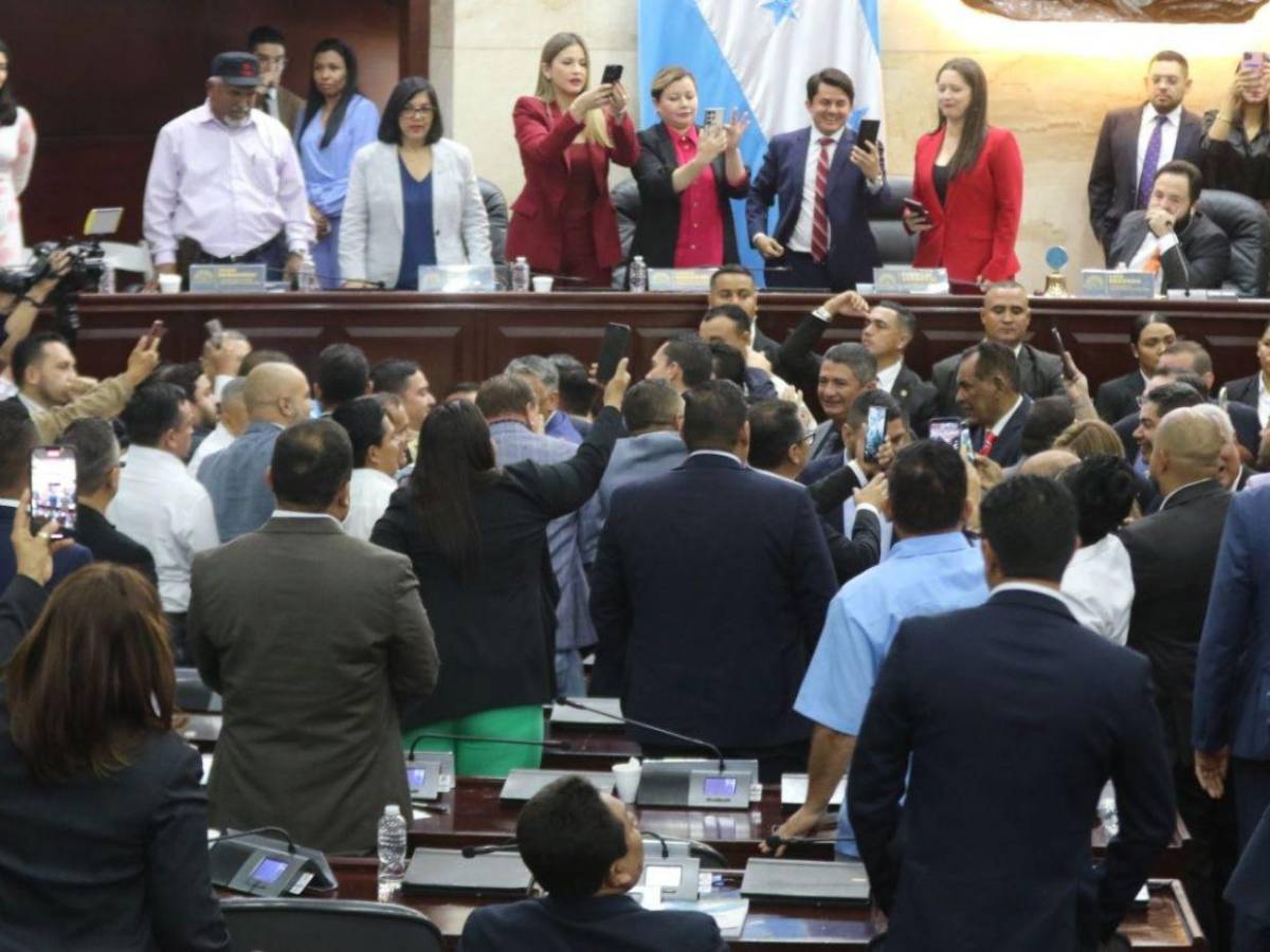 ¿Y el checazo? y diputado lanza agua: el caos en el Congreso Nacional