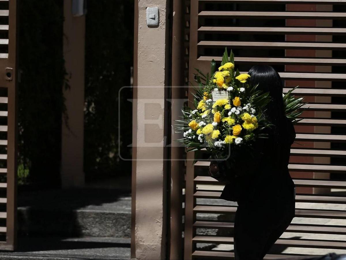 Entre flores y abrazos: familiares y amigos despiden a Javier Deras, su esposa y su madre