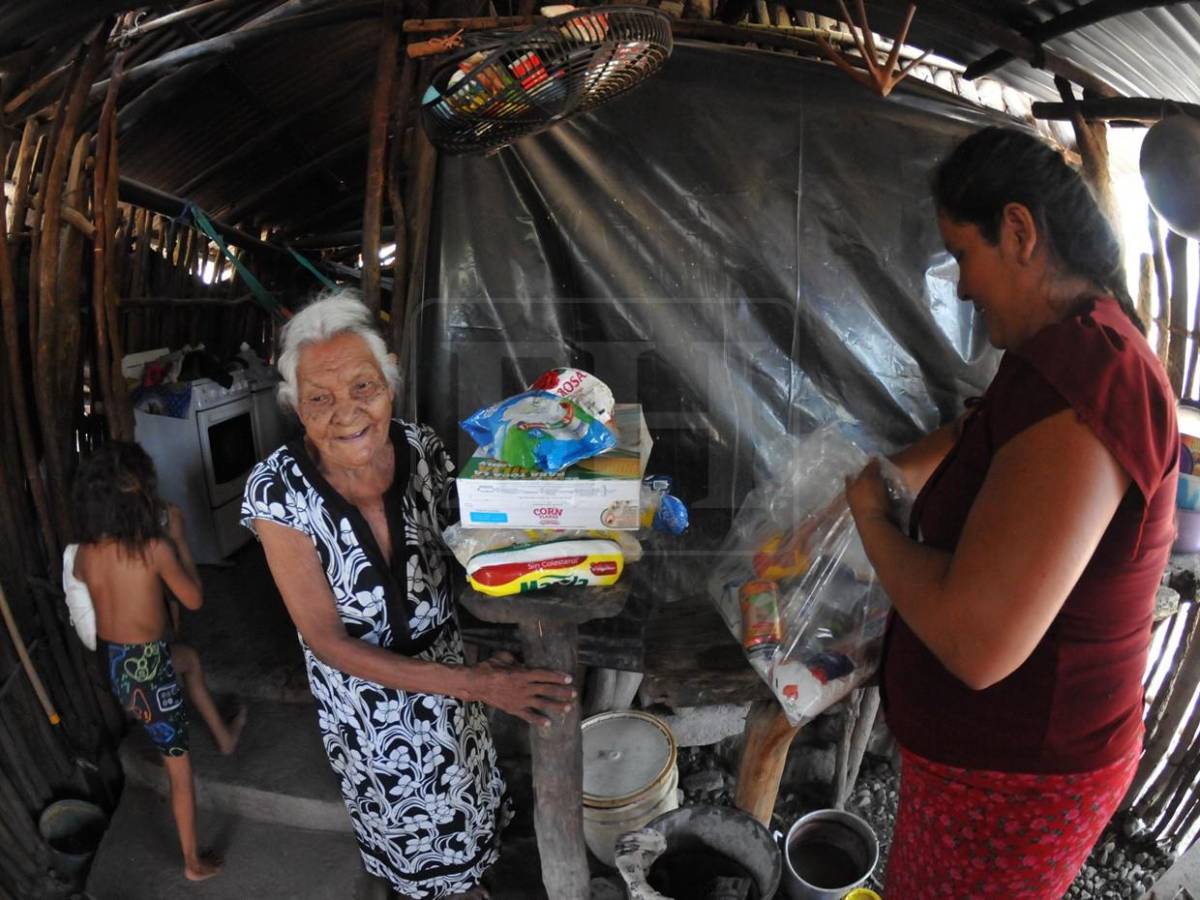 Lágrimas de alegría y sonrisas en la entrega de ayuda en el Corredor Seco