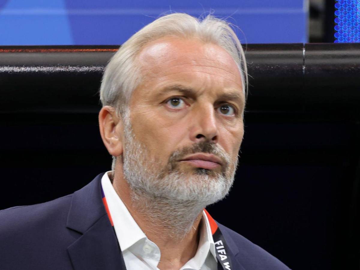 Eliminaron a su selección del Mundial y en conferencia notificaron la muerte de su padre