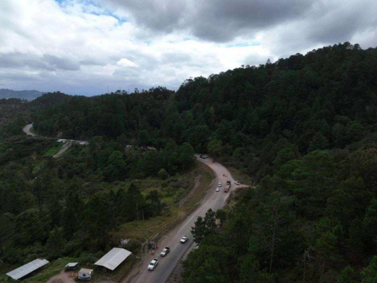 Varias obras de mitigación se han ejecutado en la zona, sin embargo la falla geológica persiste y en consecuencia, la mejor alternativa es edificar un puente en el terreno estable y evitar construir en el área de afectación.