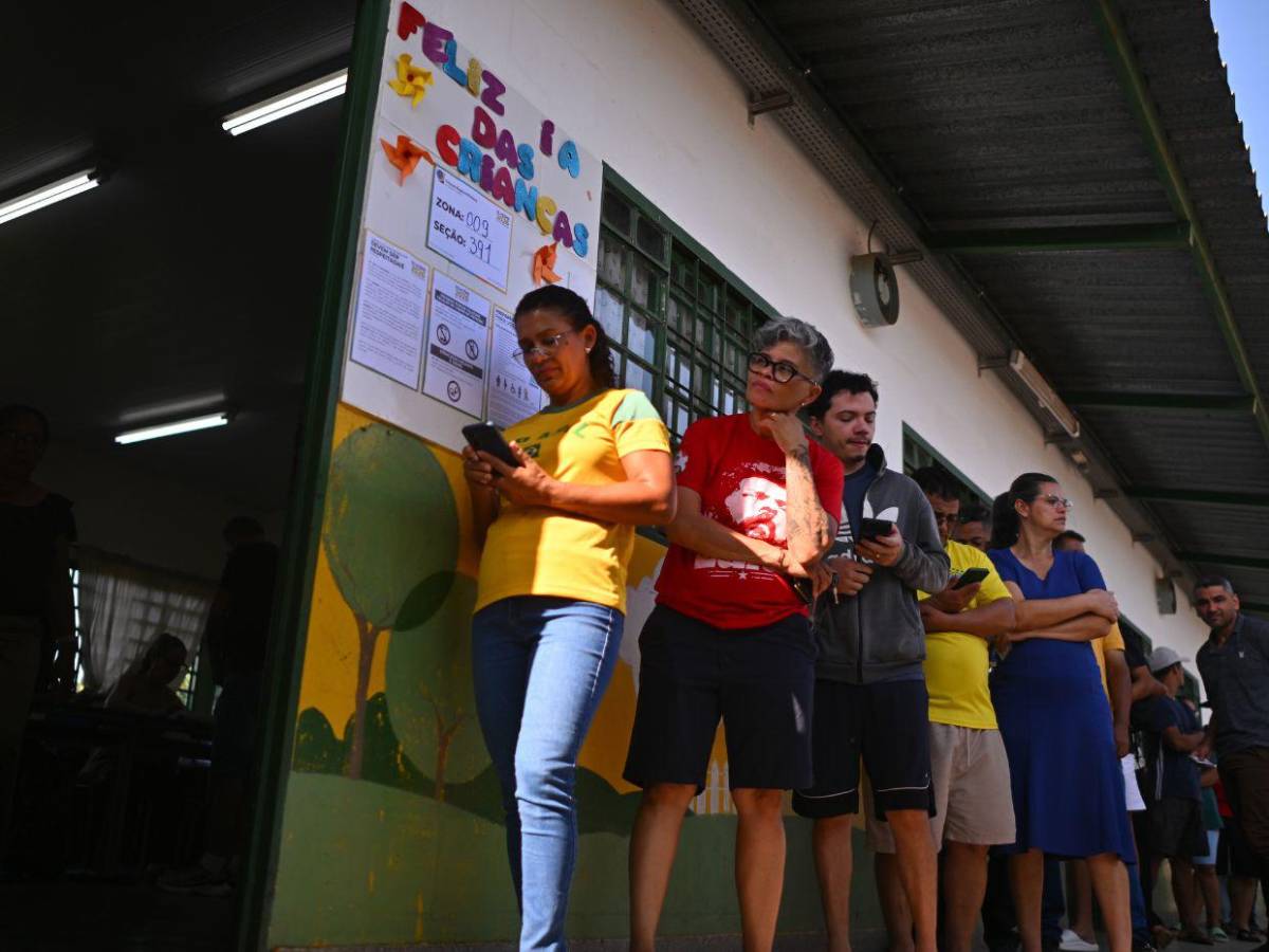 Votantes brasileños definen su futuro político en una segunda vuelta entre Lula y Bolsonaro