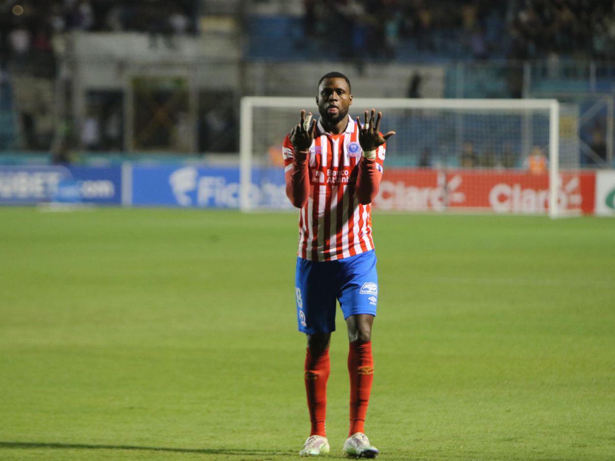 Yustin Arboleda abrió un loco partido en el Chelato Uclés.