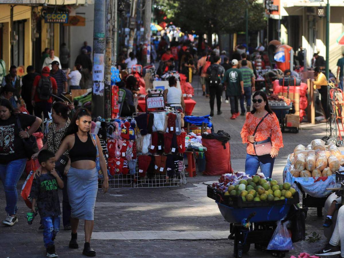 Hondureños entre anhelo de una Navidad tranquila y la incertidumbre por lentitud en resultados