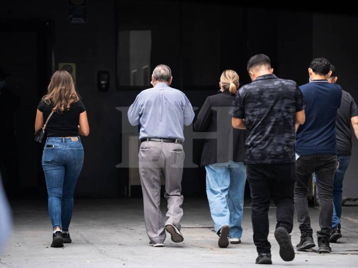 Tristeza y rostros desencajados: Familiares de Orinson Amaya llegan a la clínica donde falleció