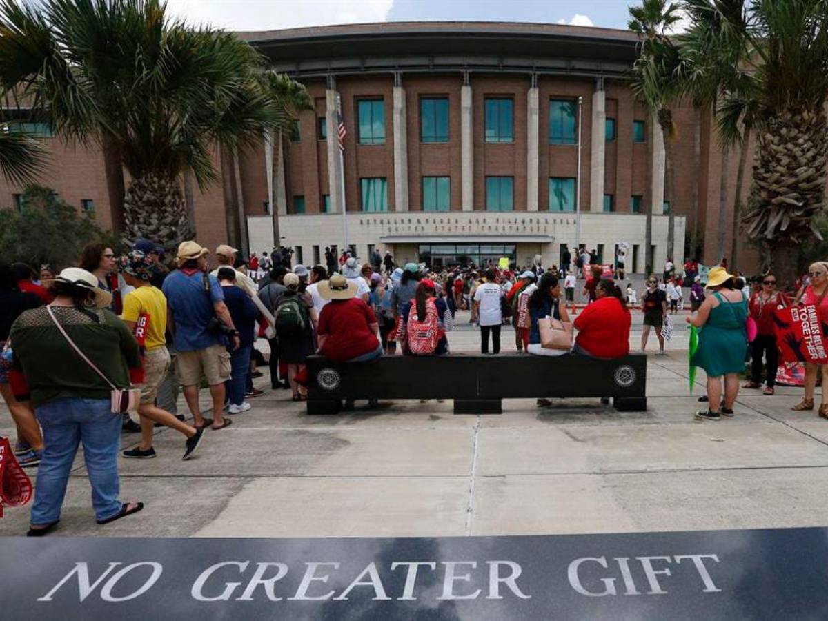 ¿En qué consiste la política de “deportaciones rápidas” de Trump?