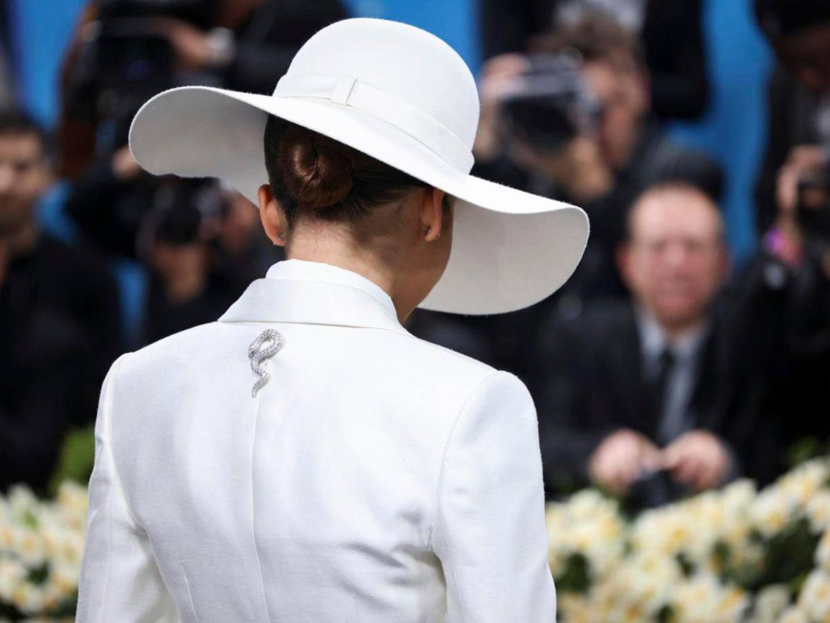 Met Gala 2025: Zendaya brilla con esmoquin blanco de Louis Vuitton