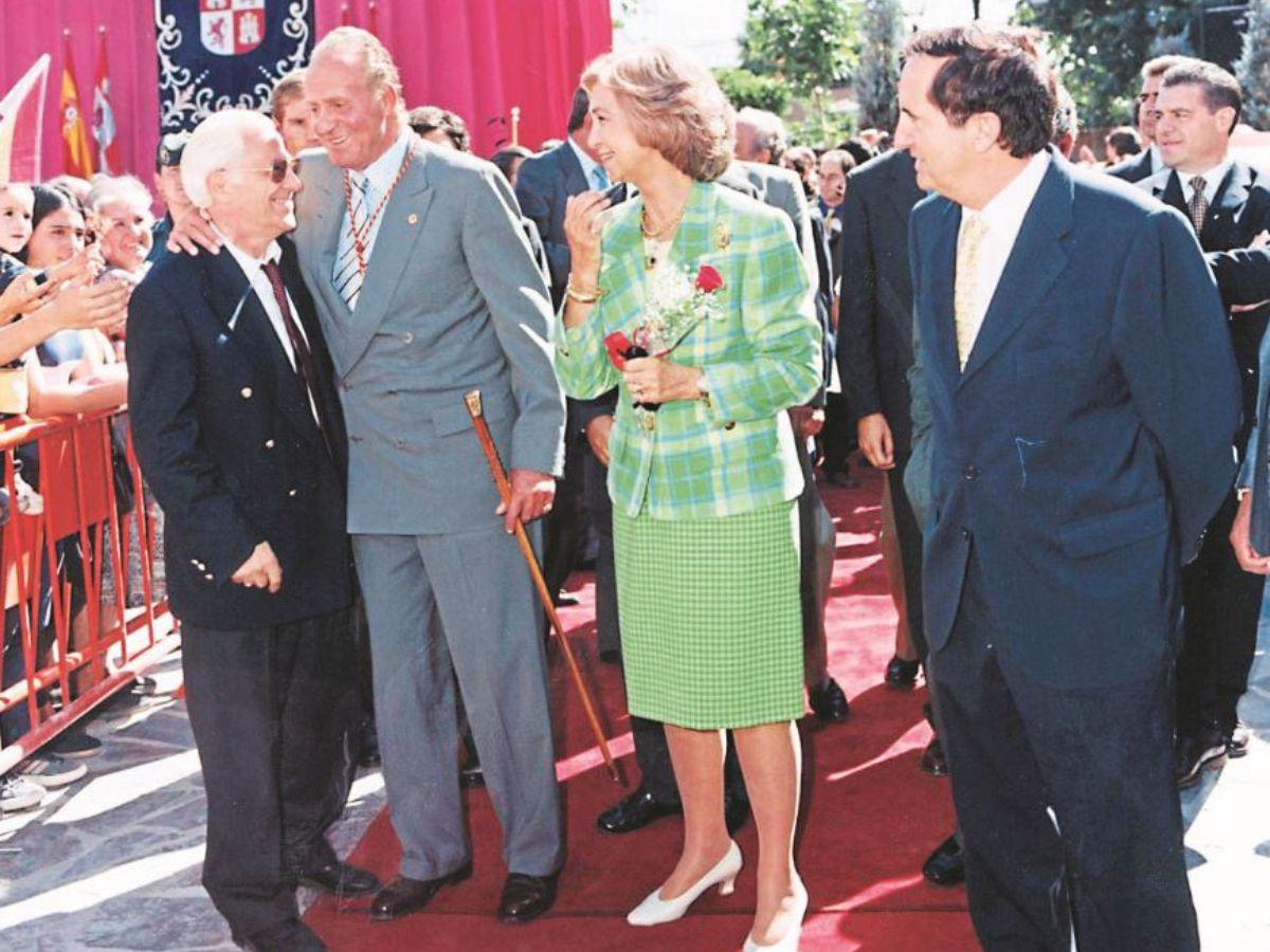 Más de una docena de preseas por su solidaridad, entre ellos Medalla de Oro, Premio Valores Humanos, Fundación Mundial de la Paz y la Gran Cruz de Oro de la Orden Civil de la Solidaridad Social.