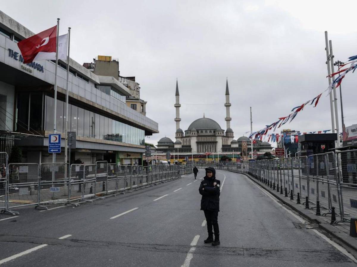 Entre golpes y detenciones, Estambul se suma a la marcha en el Día del Trabajador