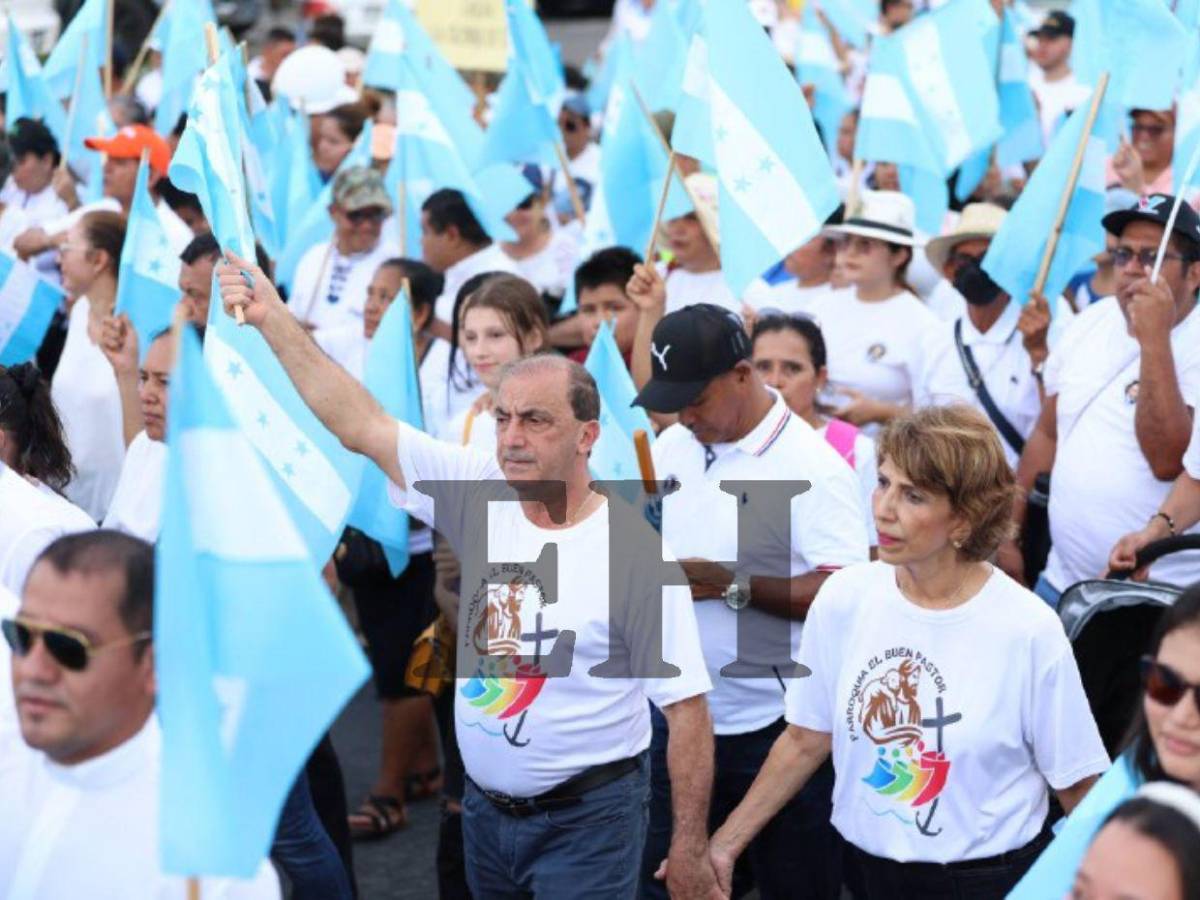 Con fe y devoción, cientos de personas caminaron por la paz y democracia en SPS