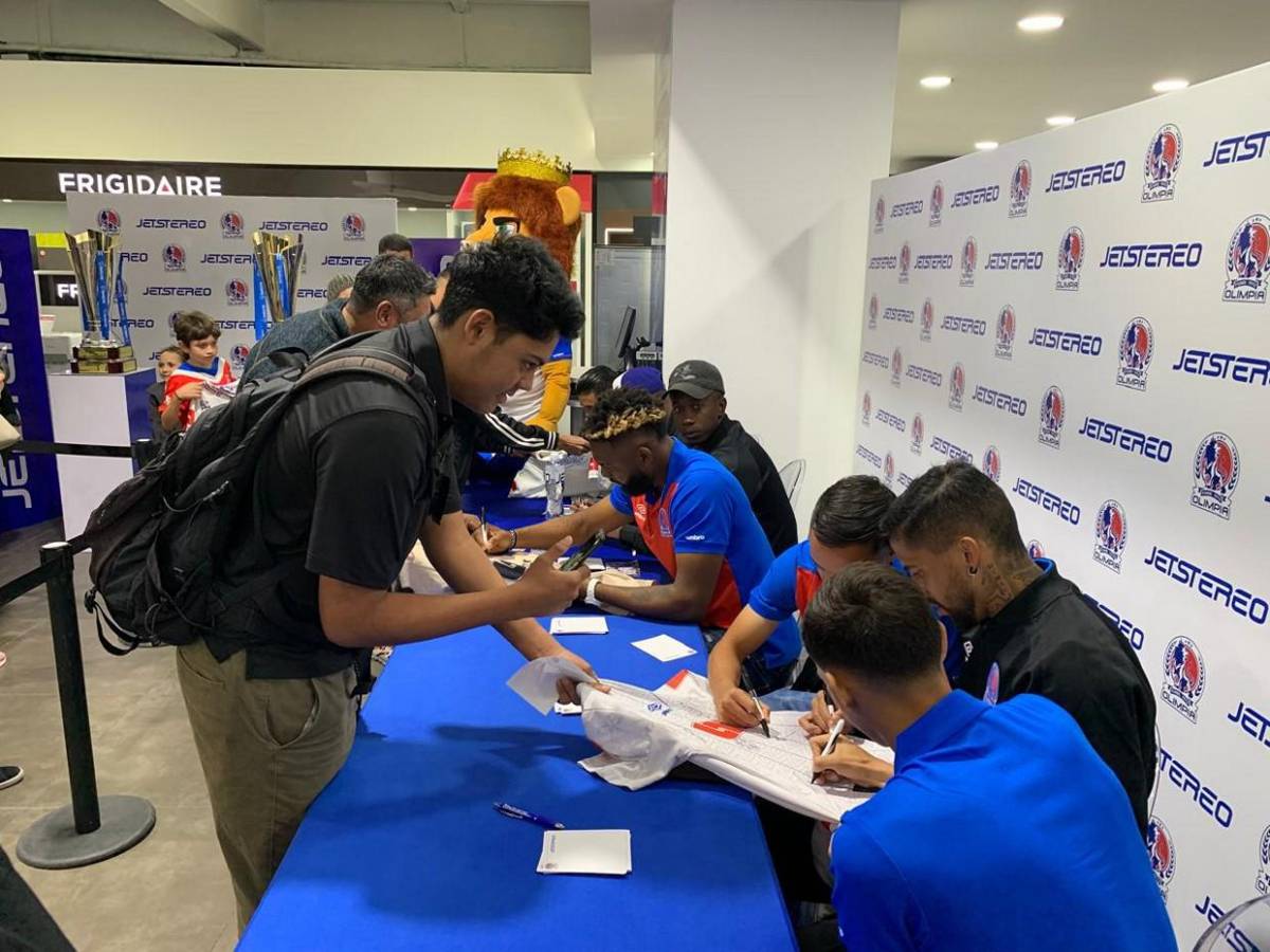 Autógrafos, fotos y trofeos: una tarde inolvidable con el Olimpia