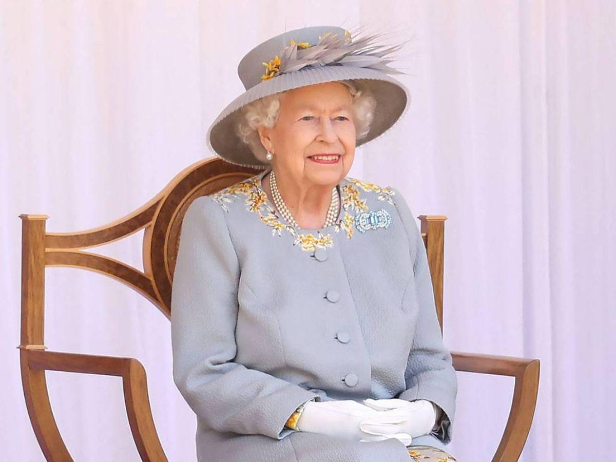 La reina Isabel II rinde homenaje al “increíble” trabajo del personal de salud durante la pandemia de covid-19