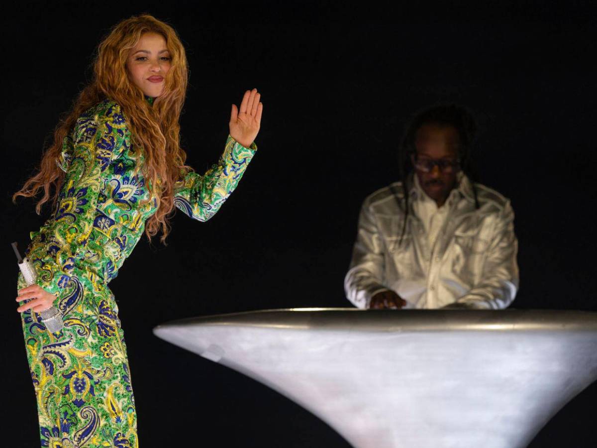 Así es el vestuario de Shakira en Brasil: cristales, cyberpunk y poder femenino