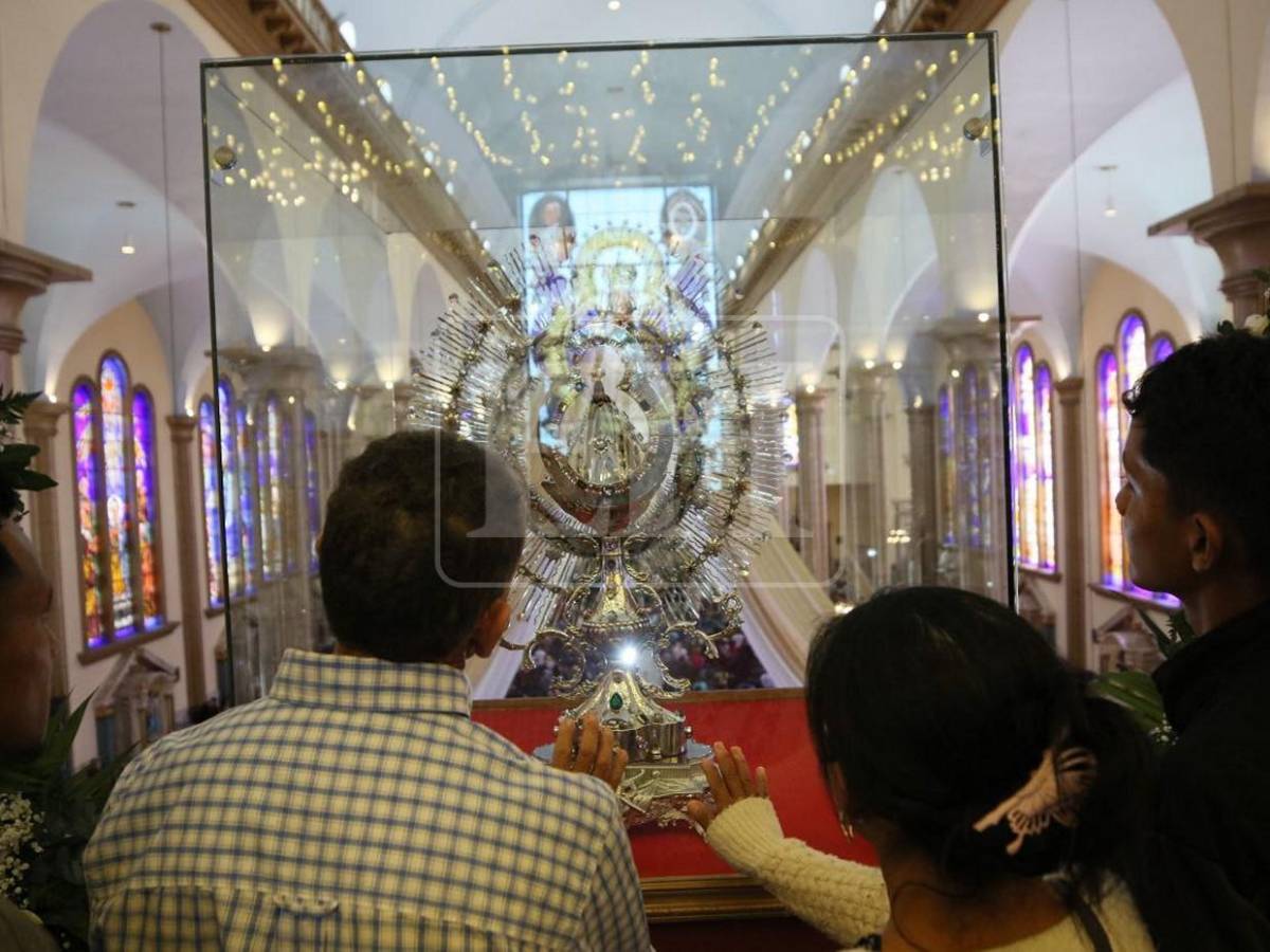 Entre devoción y oraciones: fieles llenan este sábado la Basílica Menor de Suyapa