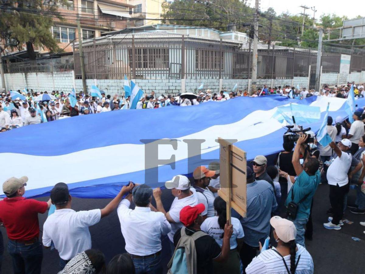 Miles participan en caminata religiosa por la unidad y la democracia en Tegucigalpa