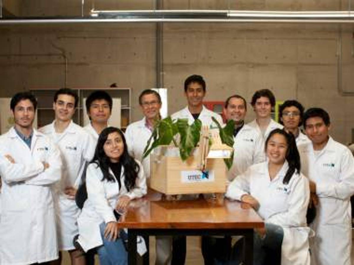 Profesores y alumnos de varias facultades y especialidades de la Universidad de Ingeniería y Tecnología (UTEC) participaron del proyecto. Combinaron pacientes trabajos de campo con arduas pruebas de laboratorio. (Foto: Santiago Barco)