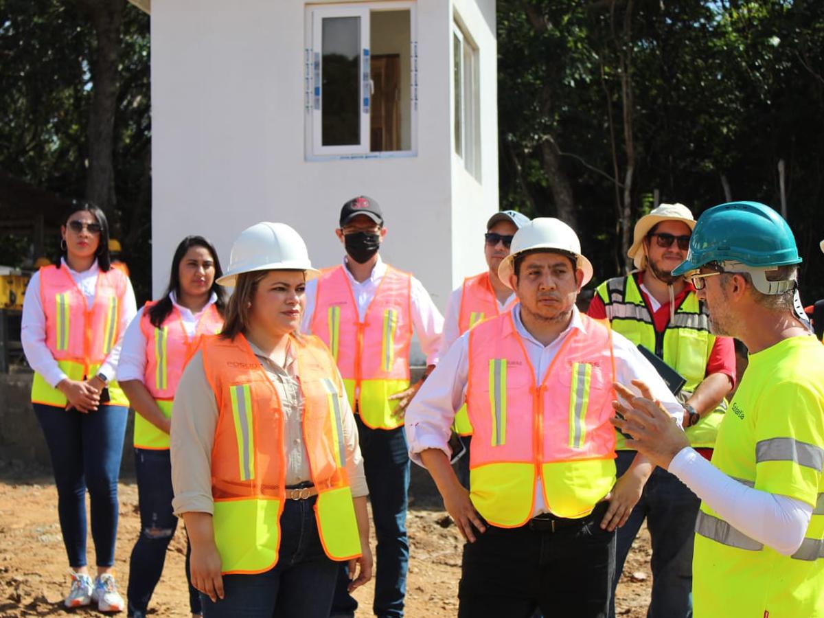 Erick Tejada, gerente de la Enee y Yadira Álvarez, directora de Fosode, realizaron una visita al proyecto Perla en Guanaja.